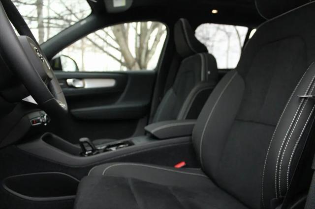 2026 Volvo XC40 Black Edition Ultra, B5 AWD Gas (mild hybrid)