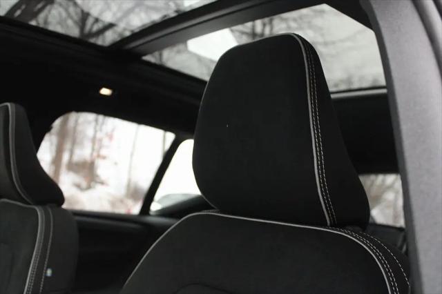 2026 Volvo XC40 Black Edition Ultra, B5 AWD Gas (mild hybrid)