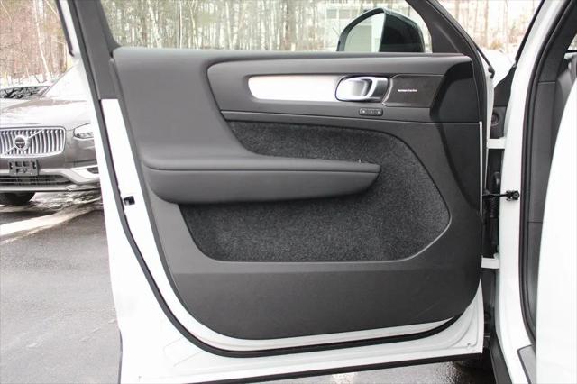 2026 Volvo XC40 Black Edition Ultra, B5 AWD Gas (mild hybrid)