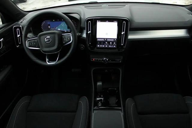 2026 Volvo XC40 Black Edition Ultra, B5 AWD Gas (mild hybrid)