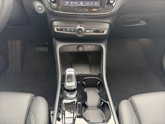 2026 Volvo XC40 Ultra, B5 AWD Gas (mild hybrid), Dark