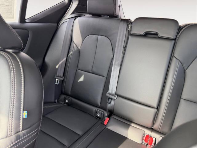 2026 Volvo XC40 Ultra, B5 AWD Gas (mild hybrid), Dark