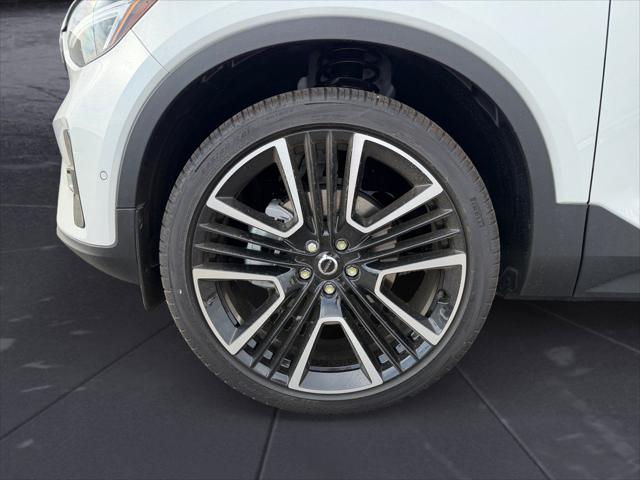 2026 Volvo XC40 Ultra, B5 AWD Gas (mild hybrid), Dark