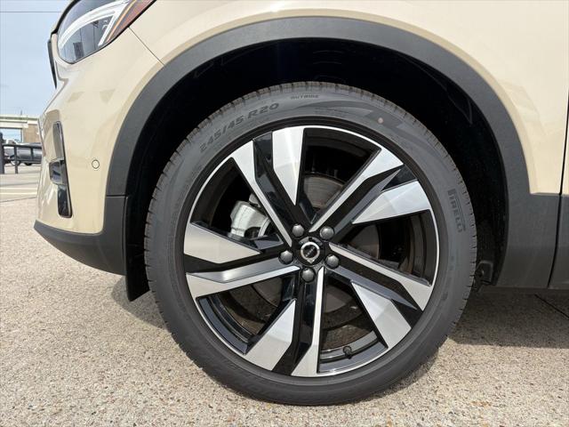 2026 Volvo XC40 Ultra, B5 AWD Gas (mild hybrid), Dark
