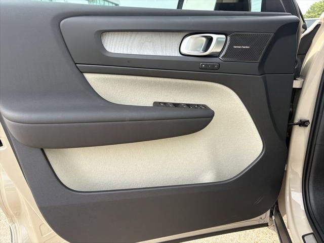 2026 Volvo XC40 Ultra, B5 AWD Gas (mild hybrid), Dark