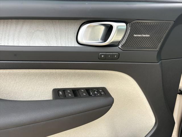 2026 Volvo XC40 Ultra, B5 AWD Gas (mild hybrid), Dark