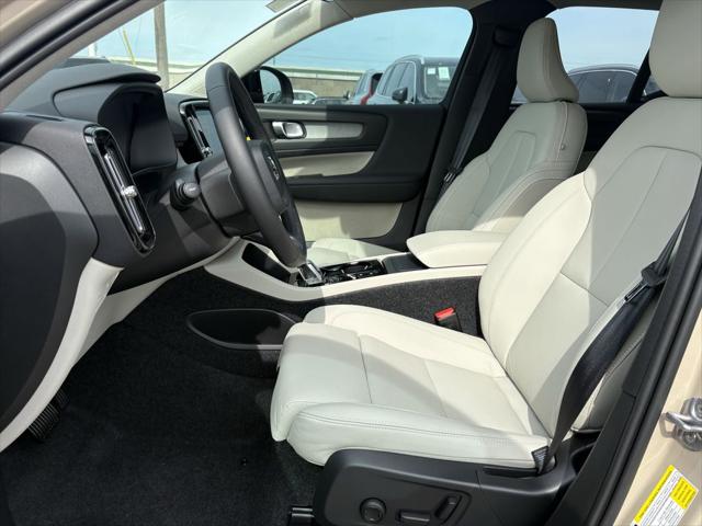 2026 Volvo XC40 Ultra, B5 AWD Gas (mild hybrid), Dark