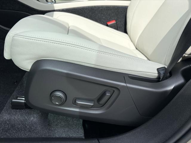 2026 Volvo XC40 Ultra, B5 AWD Gas (mild hybrid), Dark
