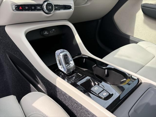 2026 Volvo XC40 Ultra, B5 AWD Gas (mild hybrid), Dark