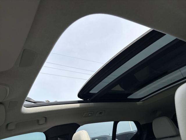 2026 Volvo XC40 Ultra, B5 AWD Gas (mild hybrid), Dark