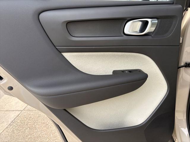 2026 Volvo XC40 Ultra, B5 AWD Gas (mild hybrid), Dark
