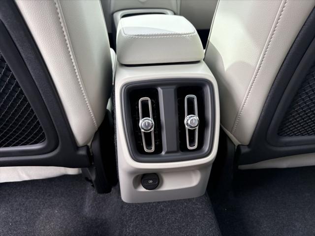 2026 Volvo XC40 Ultra, B5 AWD Gas (mild hybrid), Dark