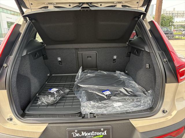 2026 Volvo XC40 Ultra, B5 AWD Gas (mild hybrid), Dark