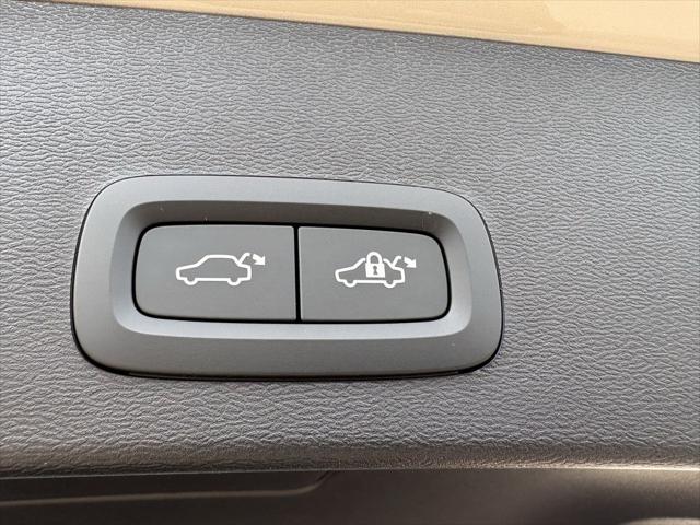 2026 Volvo XC40 Ultra, B5 AWD Gas (mild hybrid), Dark