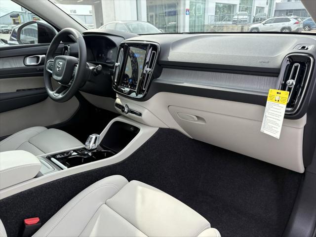 2026 Volvo XC40 Ultra, B5 AWD Gas (mild hybrid), Dark