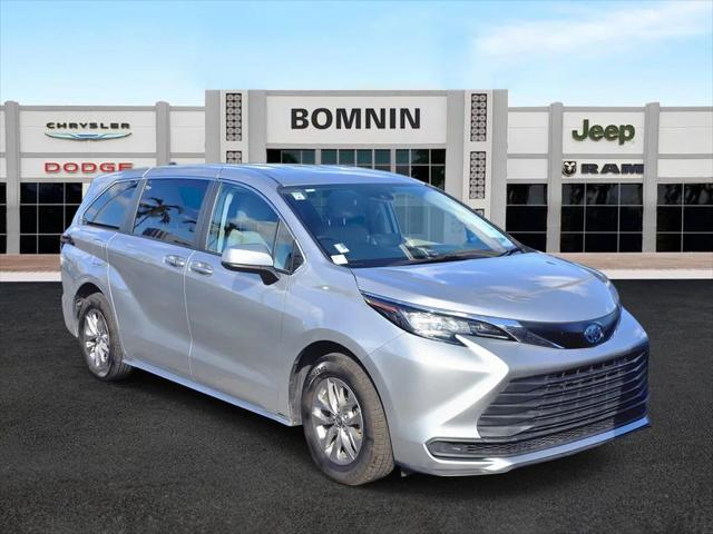 2023 Toyota Sienna LE