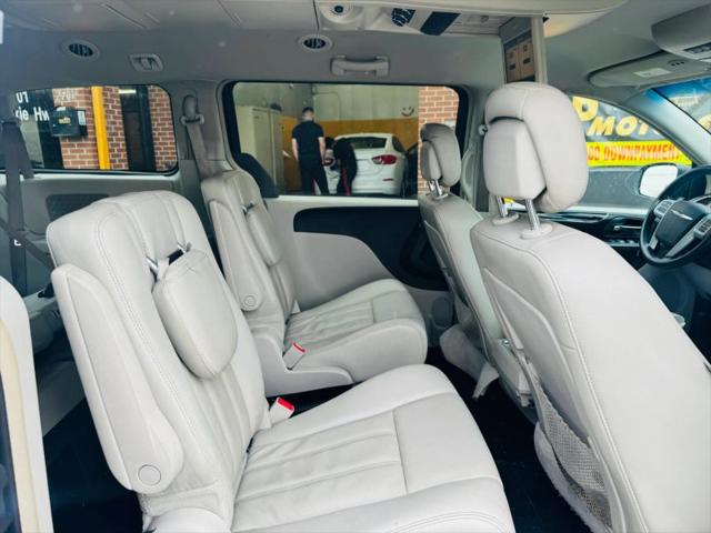 2016 Chrysler Town & Country Touring