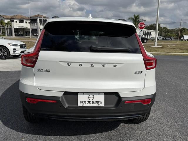 2026 Volvo XC40 Core, B5 AWD Gas (mild hybrid), Dark