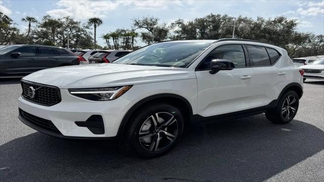 2026 Volvo XC40 Core, B5 AWD Gas (mild hybrid), Dark