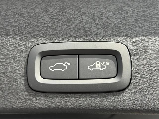 2026 Volvo XC40 Core, B5 AWD Gas (mild hybrid), Dark
