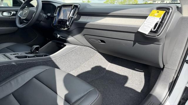 2026 Volvo XC40 Core, B5 AWD Gas (mild hybrid), Dark