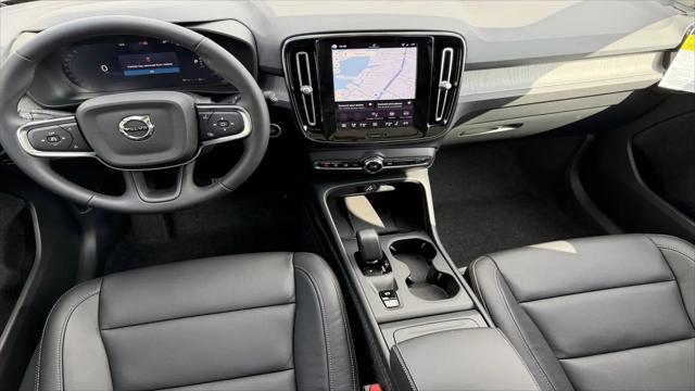 2026 Volvo XC40 Core, B5 AWD Gas (mild hybrid), Dark