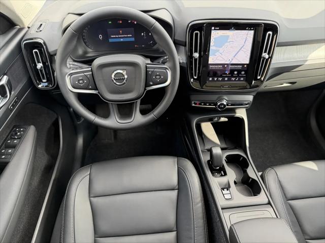 2026 Volvo XC40 Core, B5 AWD Gas (mild hybrid), Dark