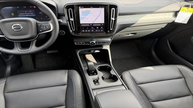 2026 Volvo XC40 Core, B5 AWD Gas (mild hybrid), Dark