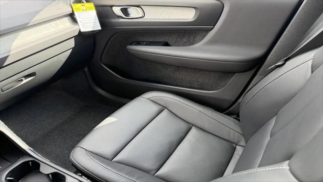 2026 Volvo XC40 Core, B5 AWD Gas (mild hybrid), Dark