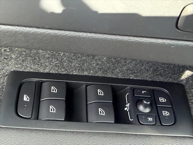 2026 Volvo XC40 Core, B5 AWD Gas (mild hybrid), Dark