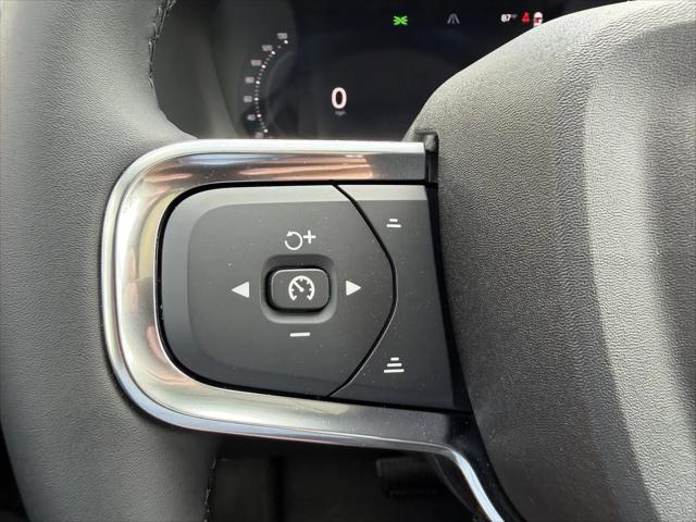 2026 Volvo XC40 Core, B5 AWD Gas (mild hybrid), Dark