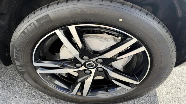 2026 Volvo XC40 Core, B5 AWD Gas (mild hybrid), Dark