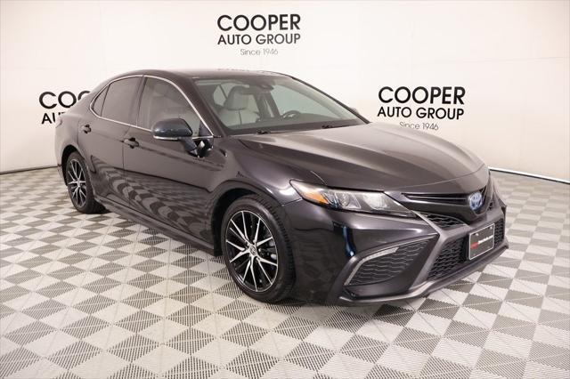 2022 Toyota Camry SE Hybrid