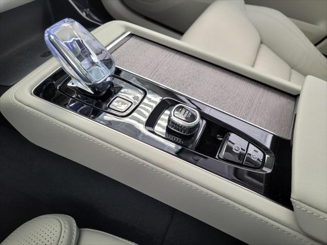 2026 Volvo XC90 Ultra, B6 AWD Gas (mild hybrid), Gasoline, Bright, 6 Seats