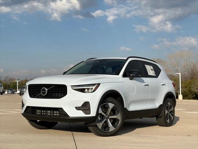 2026 Volvo XC40 Core, B5 AWD Gas (mild hybrid), Dark