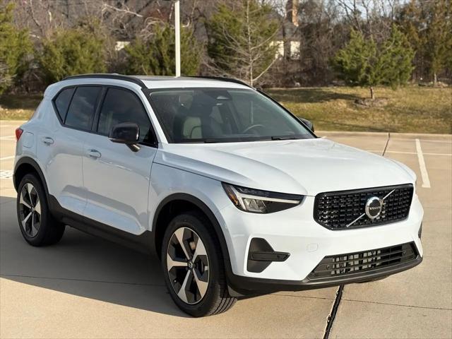 2026 Volvo XC40 Core, B5 AWD Gas (mild hybrid), Dark