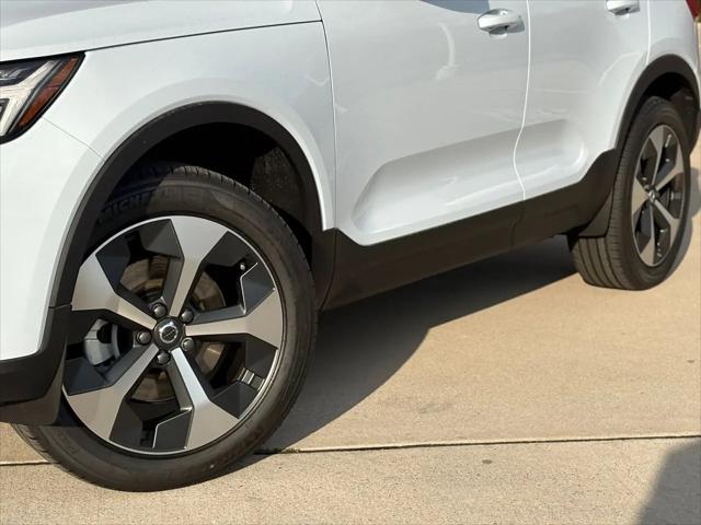 2026 Volvo XC40 Core, B5 AWD Gas (mild hybrid), Dark