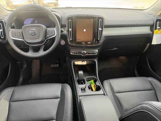 2026 Volvo XC40 Core, B5 AWD Gas (mild hybrid), Dark