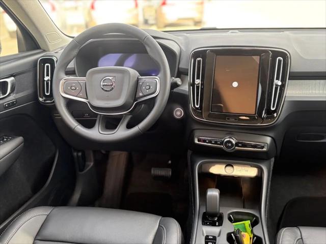 2026 Volvo XC40 Core, B5 AWD Gas (mild hybrid), Dark