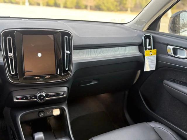 2026 Volvo XC40 Core, B5 AWD Gas (mild hybrid), Dark