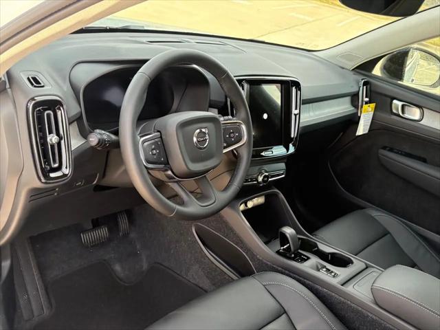 2026 Volvo XC40 Core, B5 AWD Gas (mild hybrid), Dark