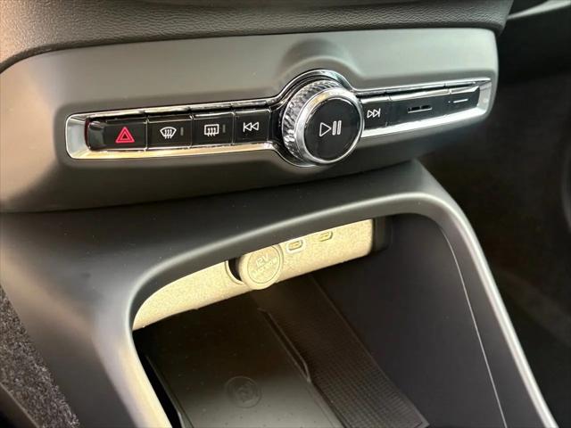 2026 Volvo XC40 Core, B5 AWD Gas (mild hybrid), Dark