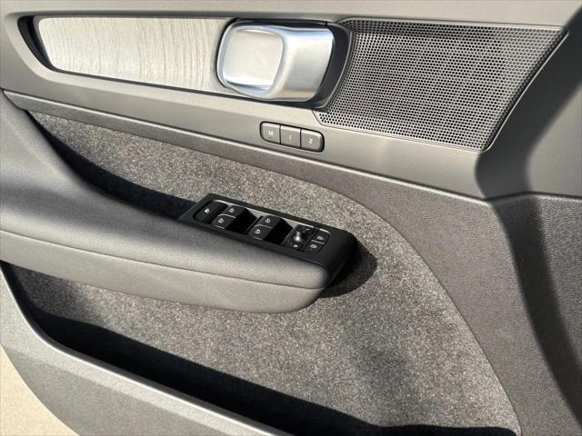 2026 Volvo XC40 Core, B5 AWD Gas (mild hybrid), Dark
