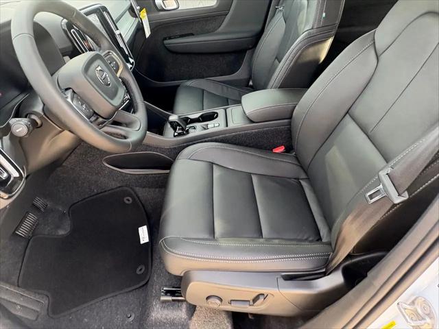 2026 Volvo XC40 Core, B5 AWD Gas (mild hybrid), Dark