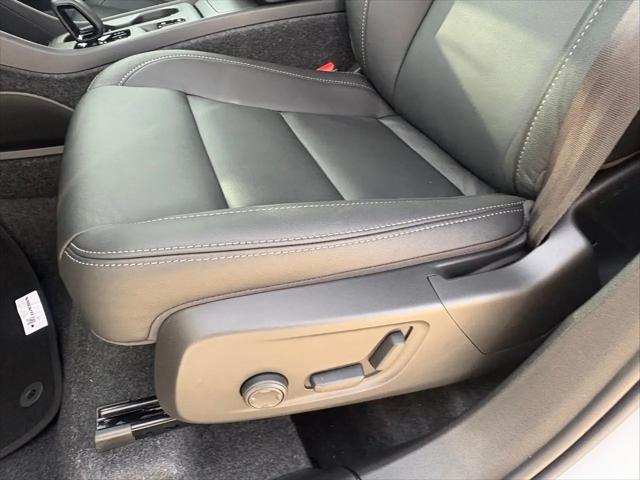 2026 Volvo XC40 Core, B5 AWD Gas (mild hybrid), Dark