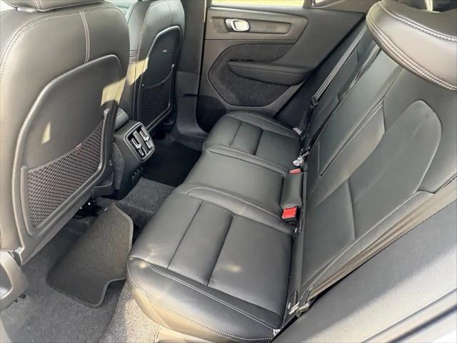 2026 Volvo XC40 Core, B5 AWD Gas (mild hybrid), Dark