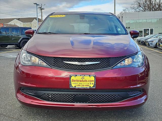 2022 Chrysler Voyager LX