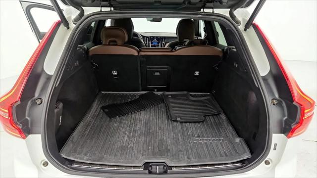 2023 Volvo XC60 B5 Plus Dark Theme