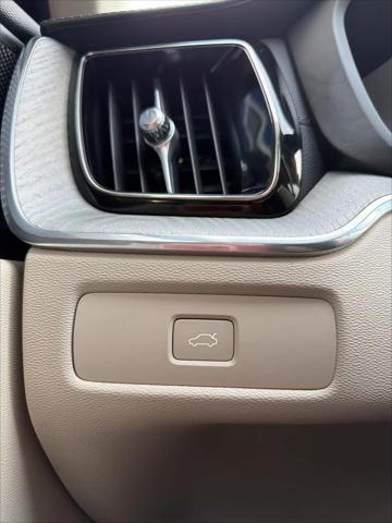 2024 Volvo XC60 B5 Ultimate Dark Theme