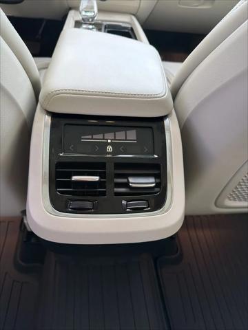 2024 Volvo XC60 B5 Ultimate Dark Theme